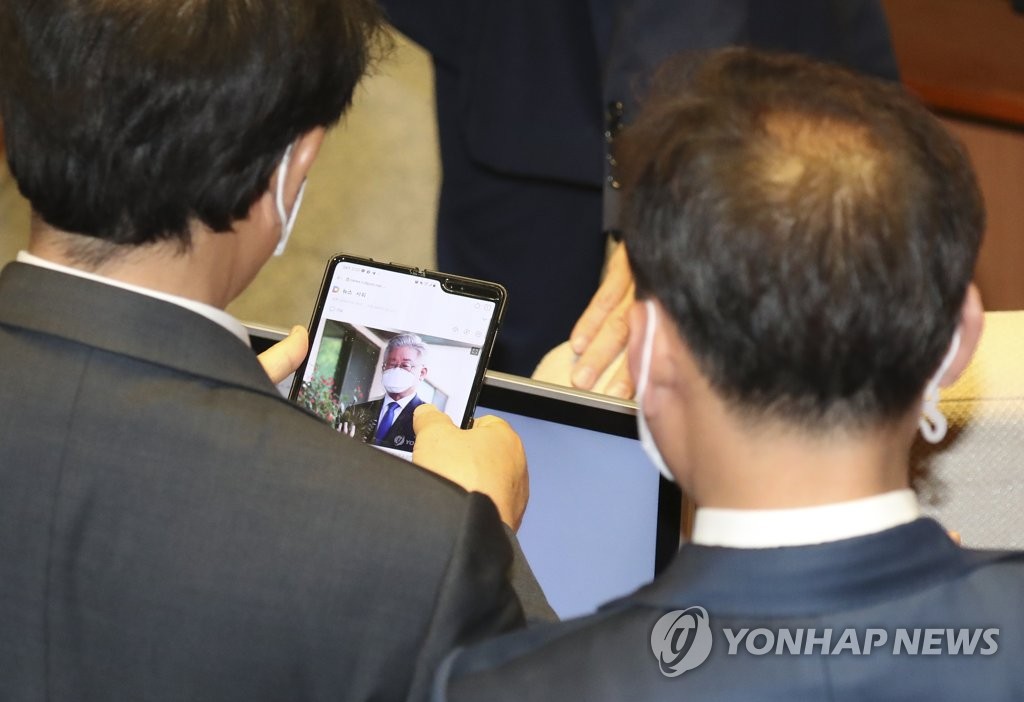 이재명 경기지사 기사 보는 민주당 의원들