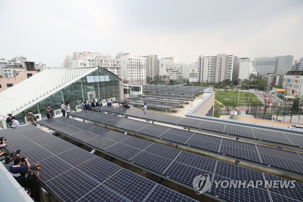 서울 한 고등학교 옥상에 설치된 태양광 패널[연합뉴스 자료사진]
