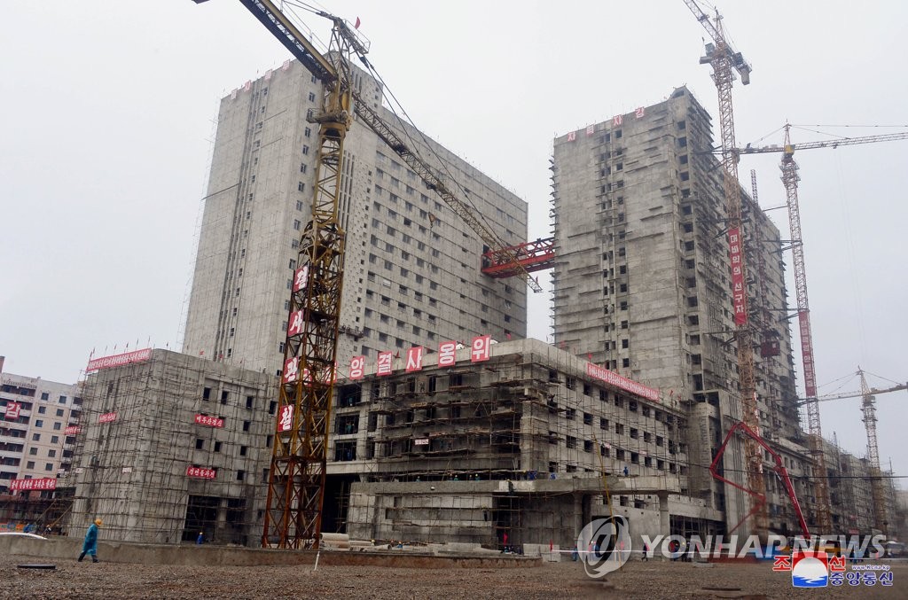 الزعيم الكوري الشمالي يتفقد موقع البناء لمستشفى بيونغ يانغ - 2