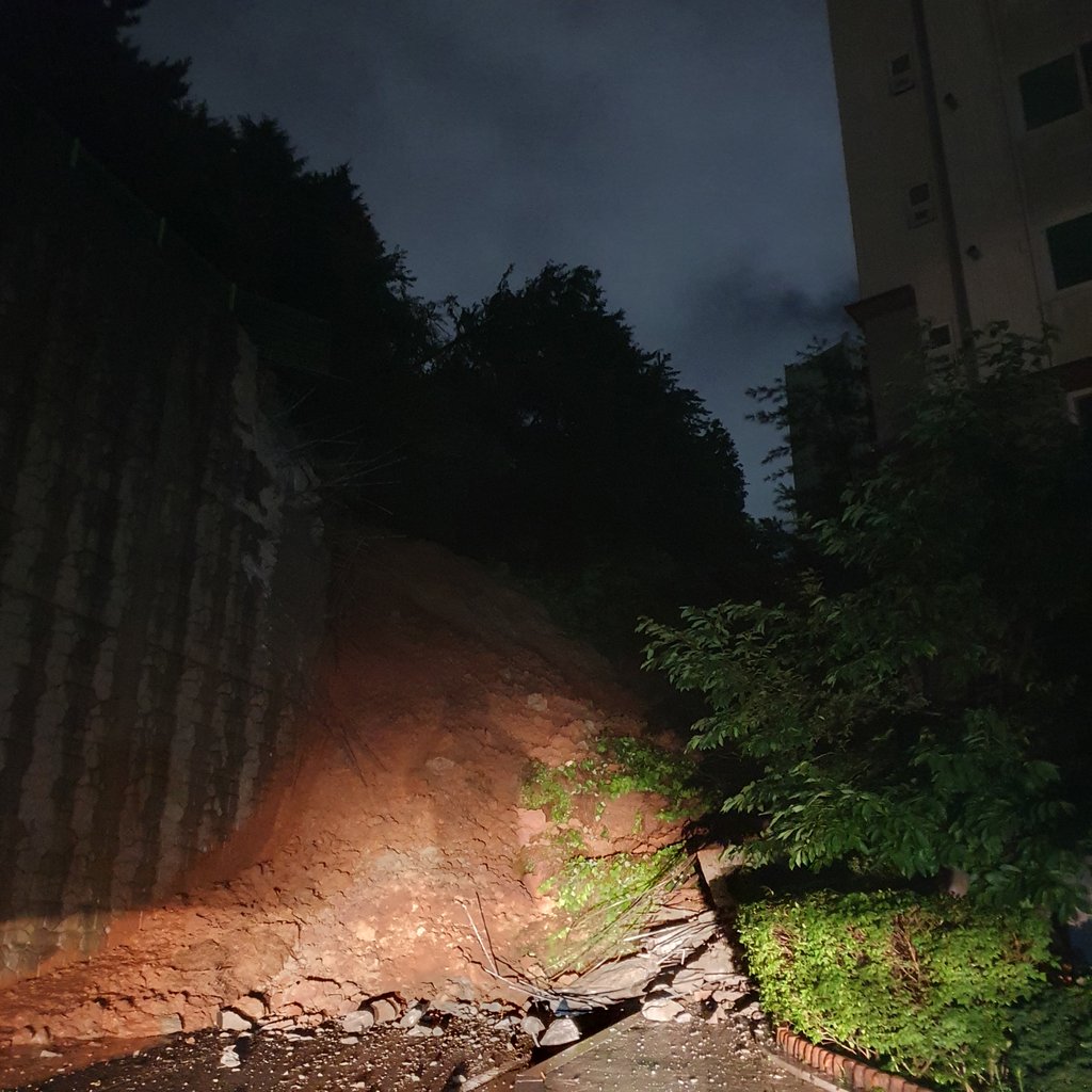 부산 '물폭탄'…축대 붕괴로 20t 규모 토사 유출