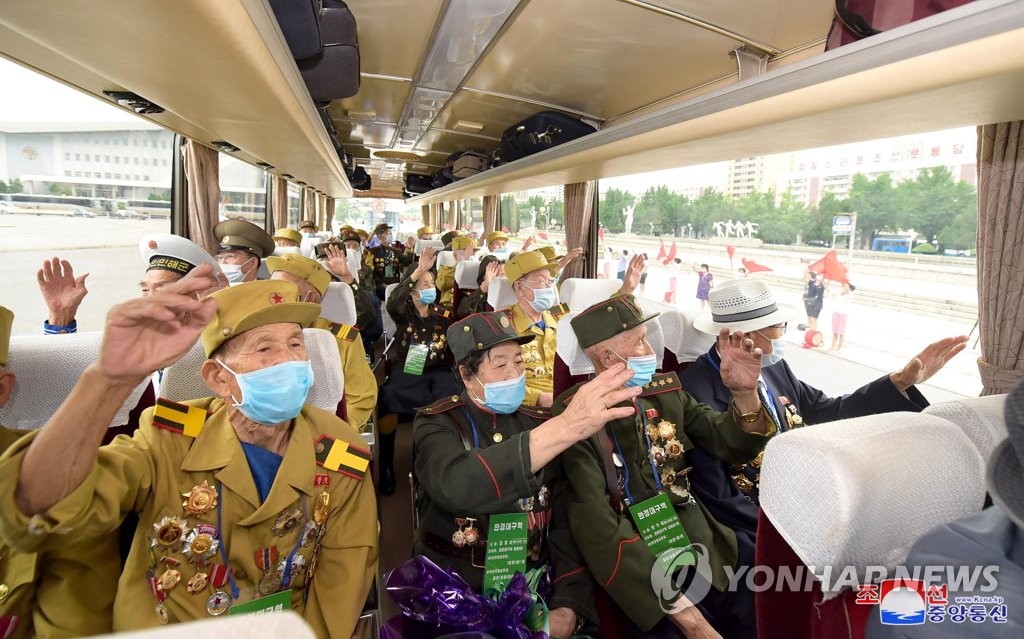 전국노병대회 위해 평양에 도착한 노병들