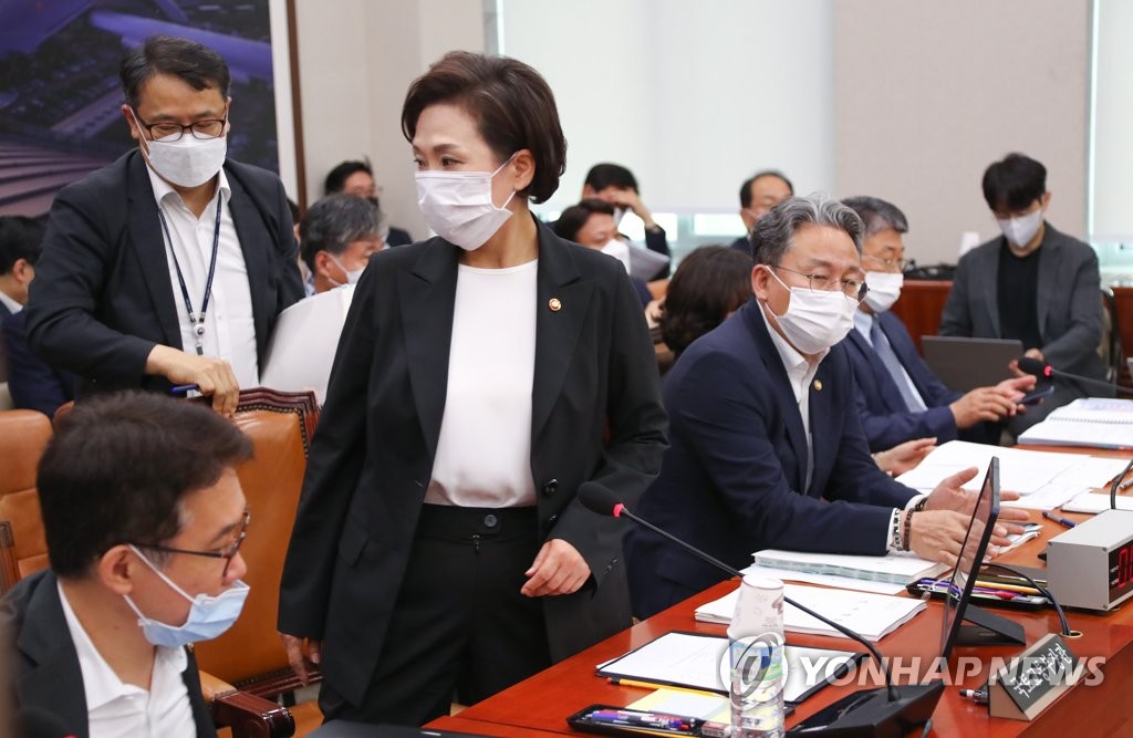 국토교통위 정회, 자리 일어나는 김현미 장관