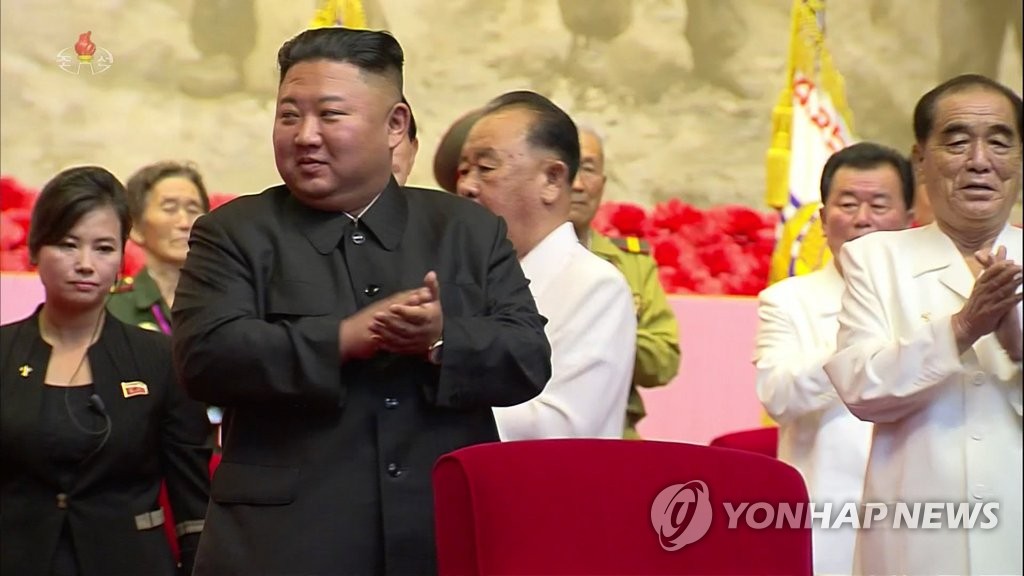 전국노병대회에서 박수치는 김정은