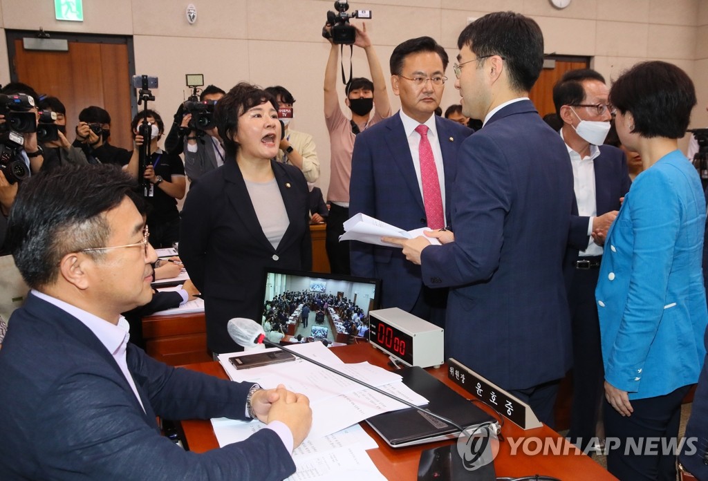 고성 오가는 법사위