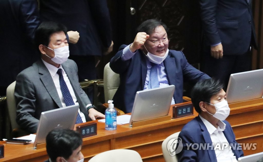 주택임대차보호법 본회의 통과에 기뻐하는 김태년