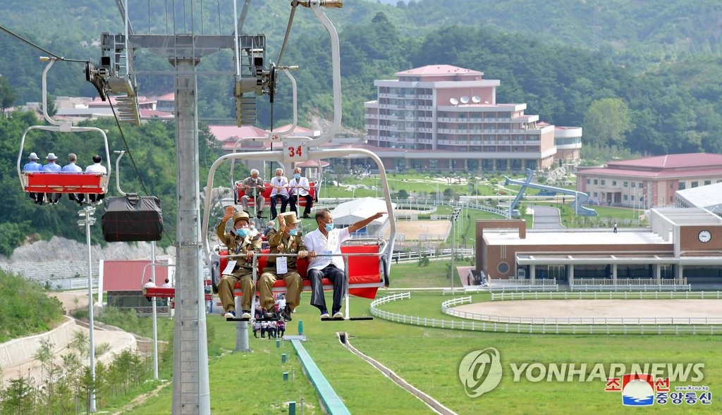 양덕온천에서 휴양 즐기는 북한 전쟁노병들