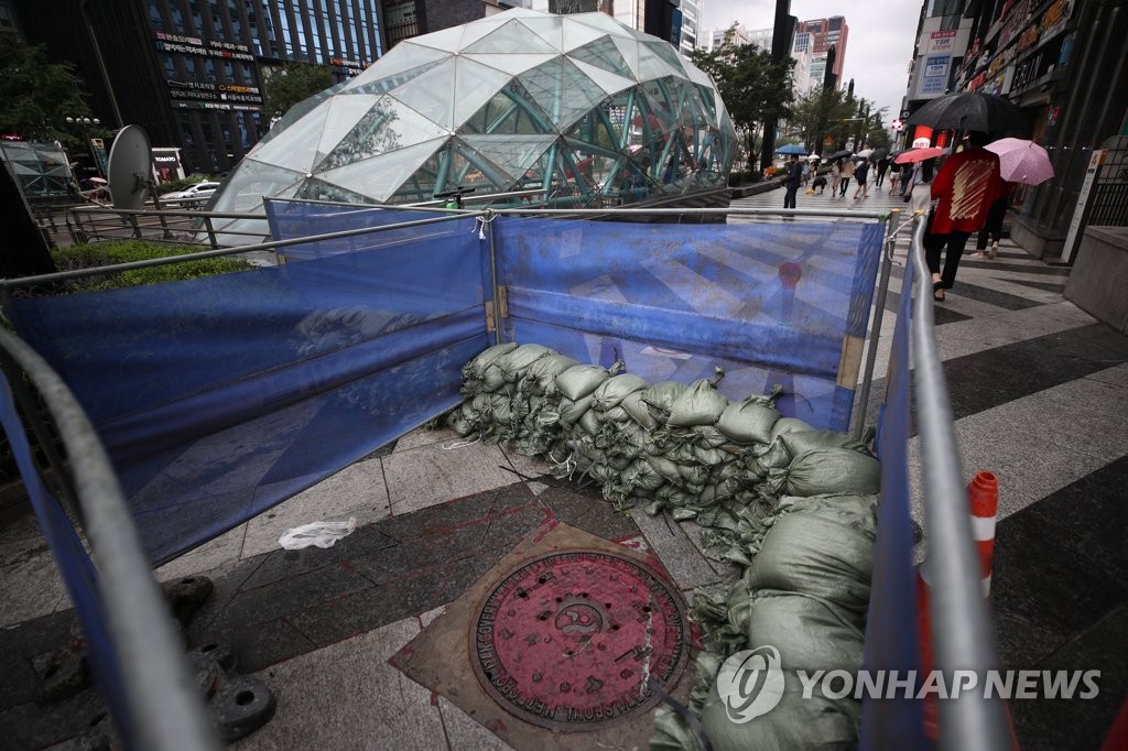 '상습 침수' 강남역 맨홀 뚜껑 옆 모래주머니