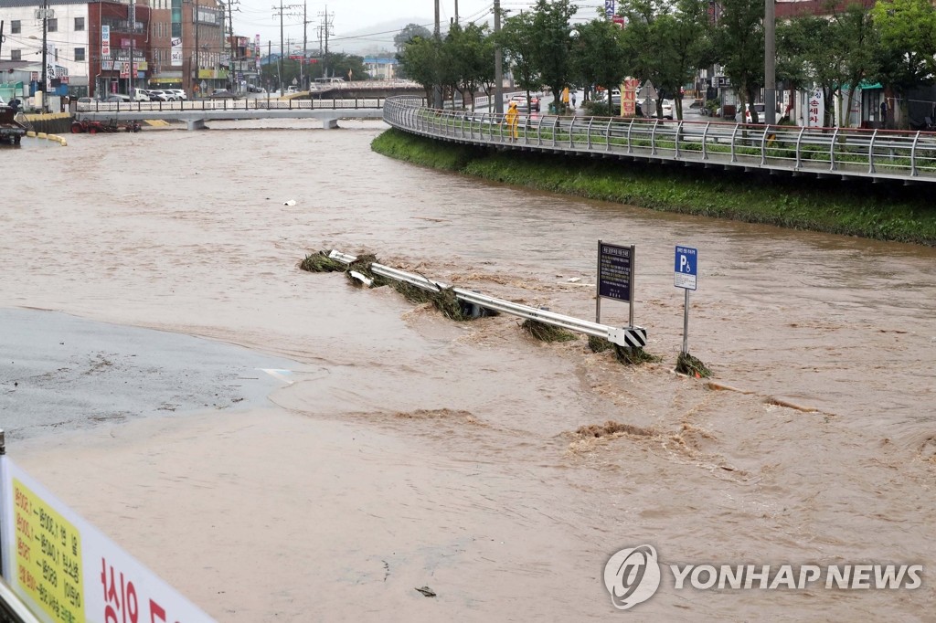 폭우에 수위 상승한 충남 홍성천