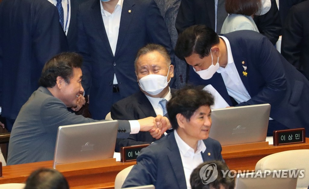 본회의 참석한 민주당 이낙연 의원