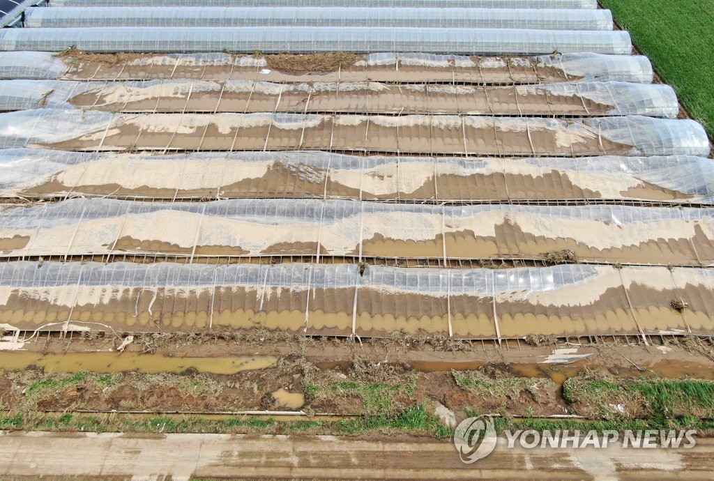 비닐하우스 덮친 토사