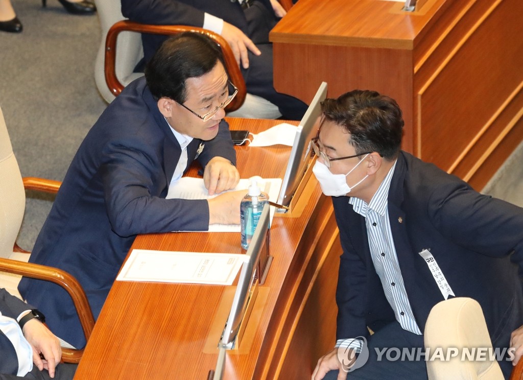 대화 나누는 주호영-김성원