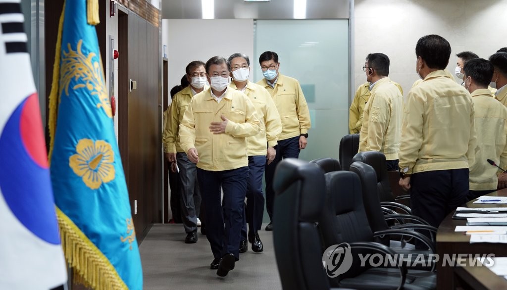 긴급상황점검회의 입장하는 문 대통령
