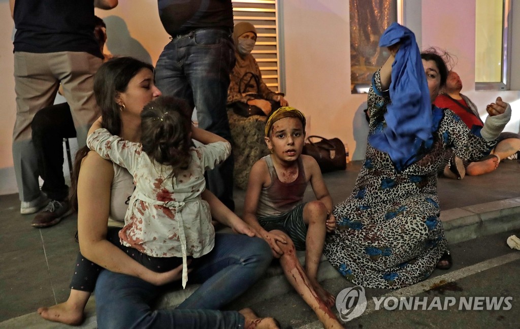 병원 앞에 몰려든 레바논 베이루트 폭발 부상자들