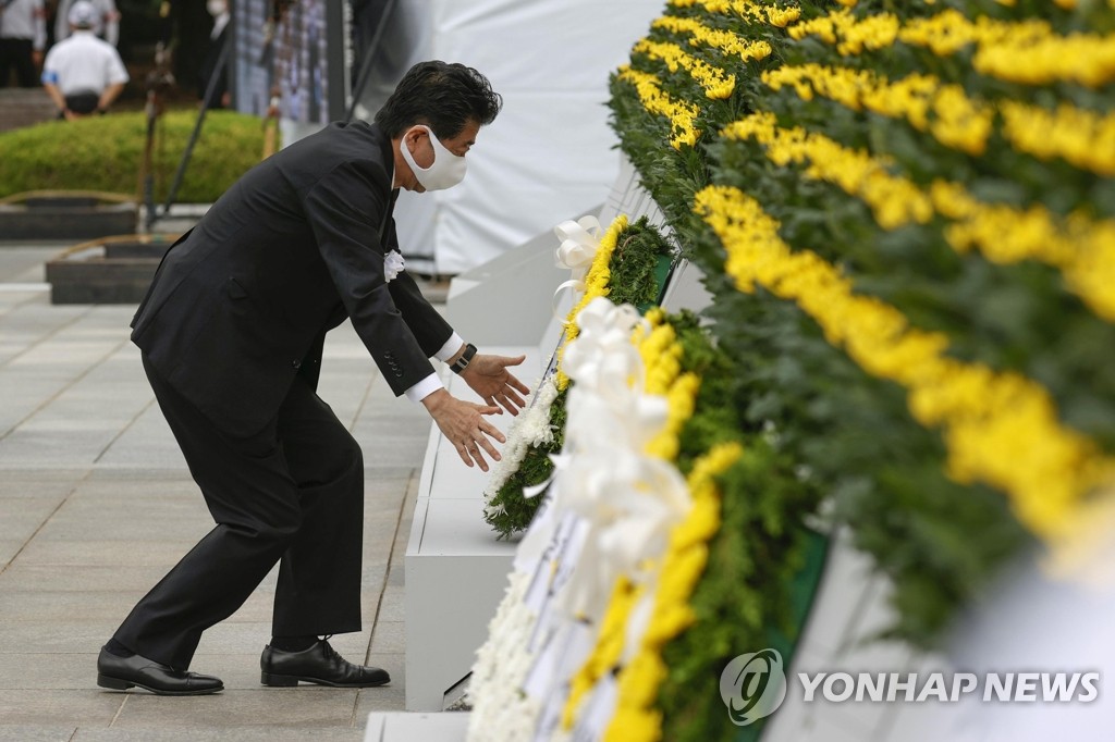 히로시마 원폭 위령비에 헌화하는 아베 일본 총리