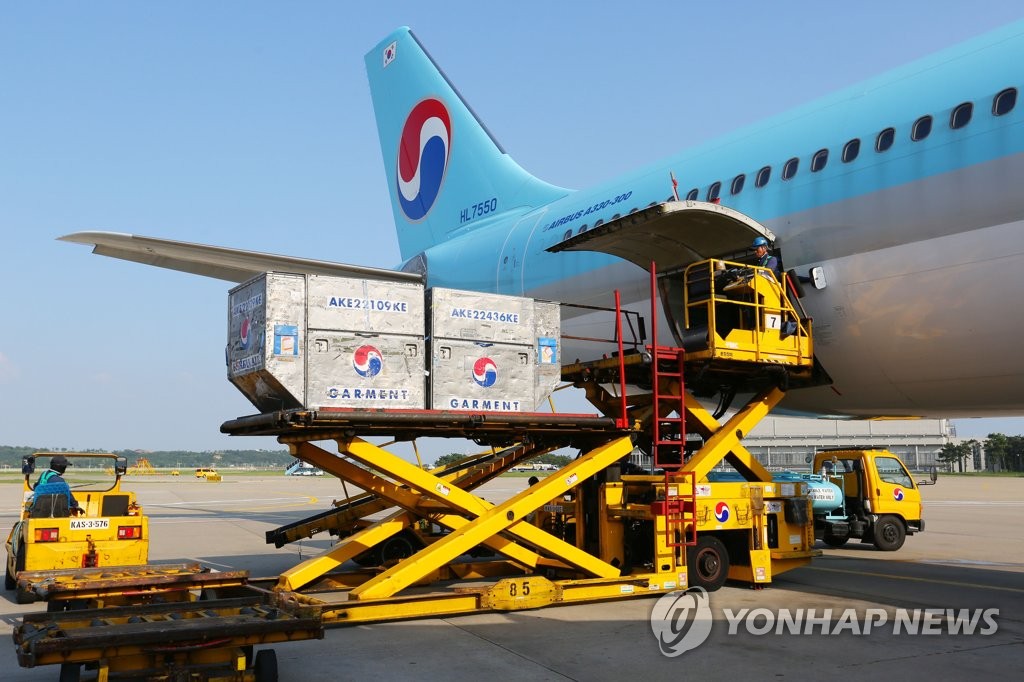 This photo taken on Aug. 6, 2020 shows cargo being loaded on a Korean Air A330 jet at a local airport. (PHOTO NOT FOR SALE) (Yonhap) 