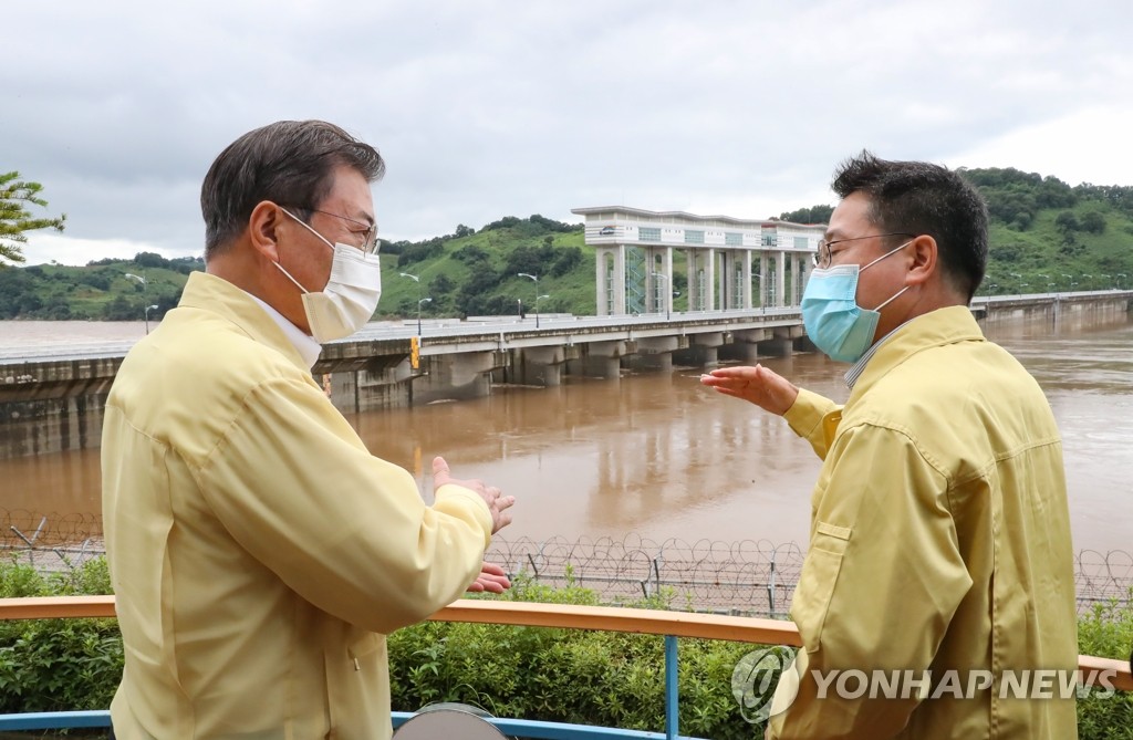 豪雨で水位最高 文大統領がダム視察 豪雨で水位最高 文大統領がダム視察