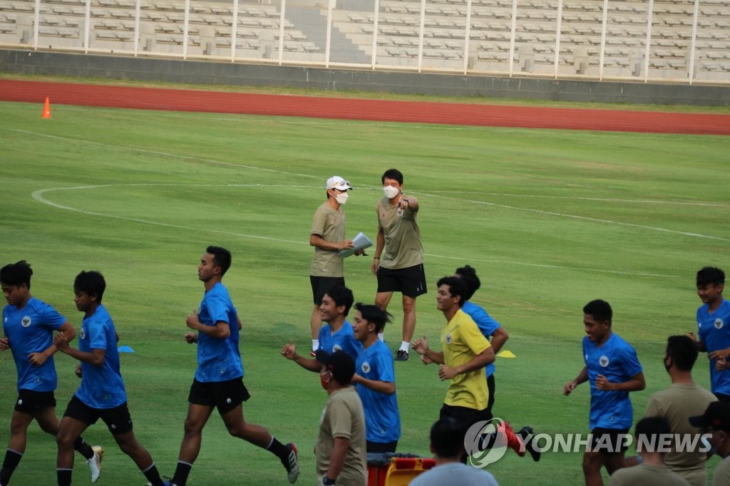 마스크 없이 야외 훈련받는 인도네시아 선수들