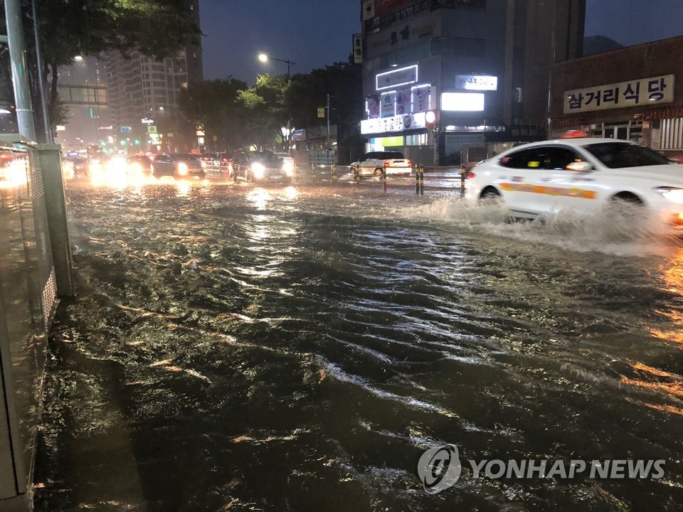 Carreteras parcialmente inundadas en Busan Carreteras parcialmente inundadas en Busan