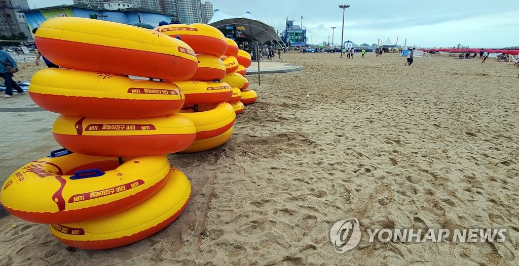 피서객 기다리는 물놀이 기구