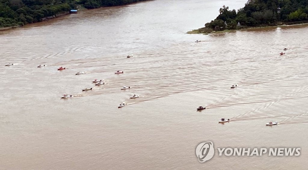 Search for capsize victims Search for capsize victims