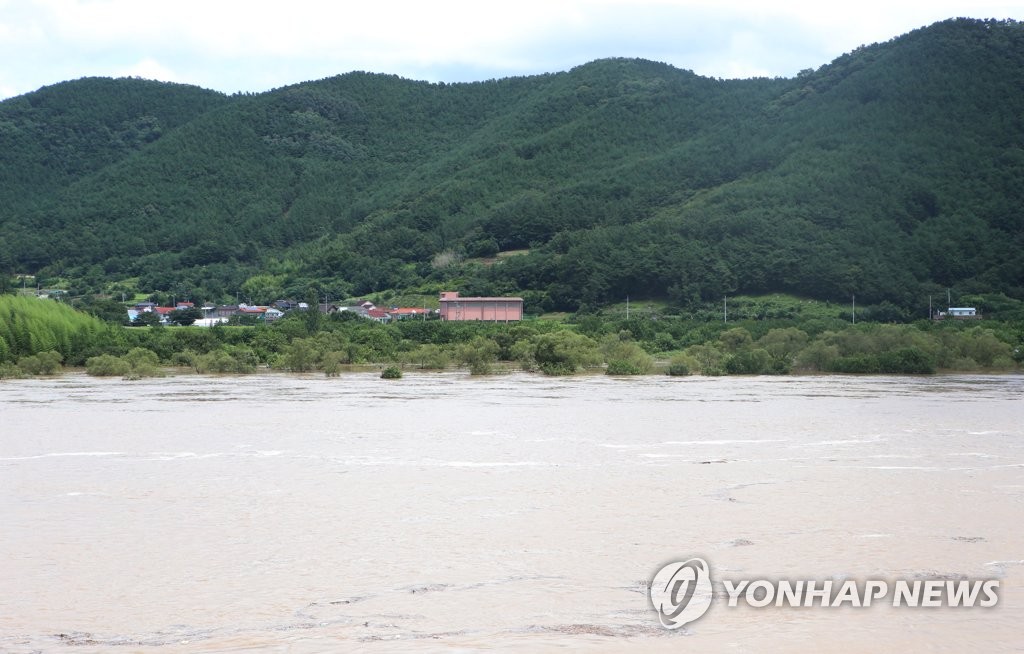 낙동강 제방 붕괴에 불어난 물