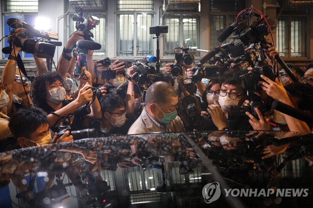 경찰서 떠나며 취재진에 둘러싸인 홍콩 빈과일보 사주