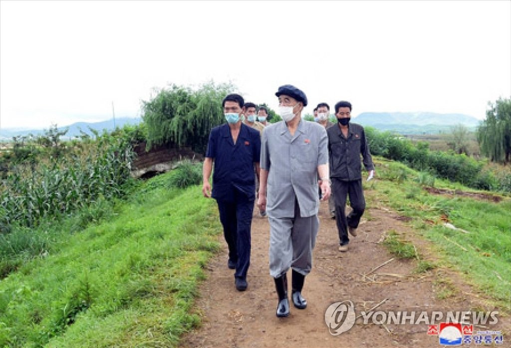Un funcionario norcoreano visita la zona afectada por las inundaciones Un funcionario norcoreano visita la zona afectada por las inundaciones