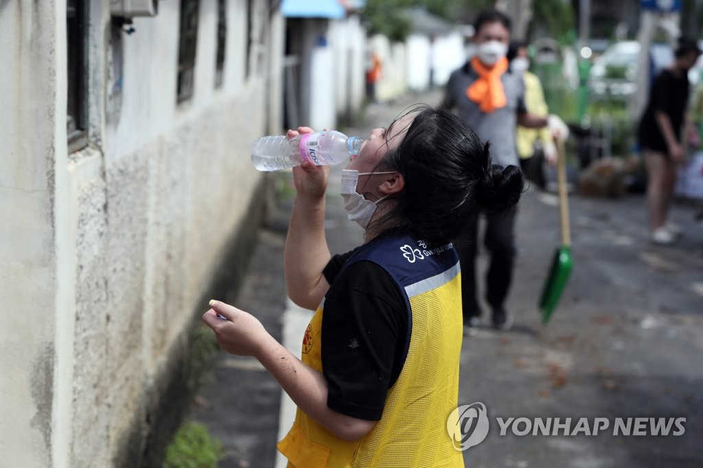 폭염 속 수해복구