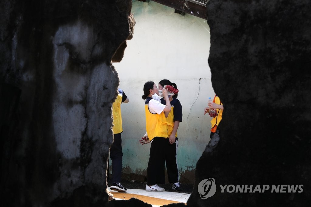 폭염 속 수해복구