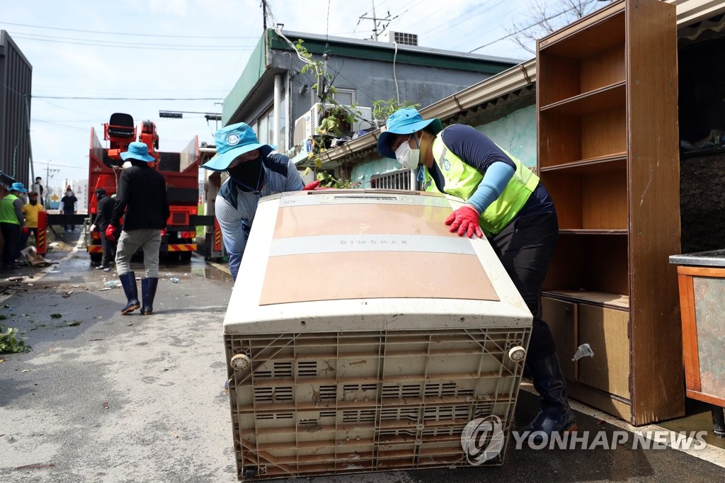 수해복구 현장서 구슬땀 흘리는 자원봉사자