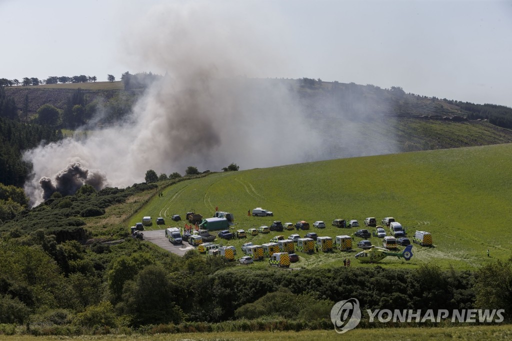 스코틀랜드 열차 탈선 현장에서 피어오르는 연기