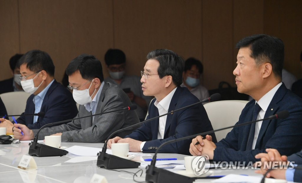 한국판 뉴딜 법 제도개혁 TF회의서 발언하는 김용범 차관