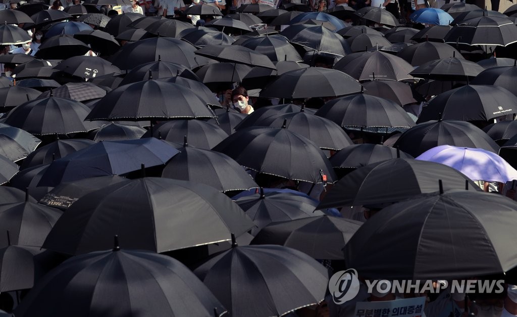 의사 집회에서 펼쳐진 검은우산