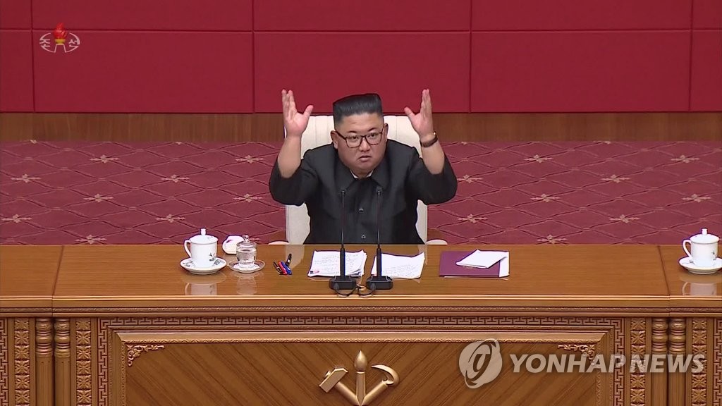 회의 주재하는 김정은