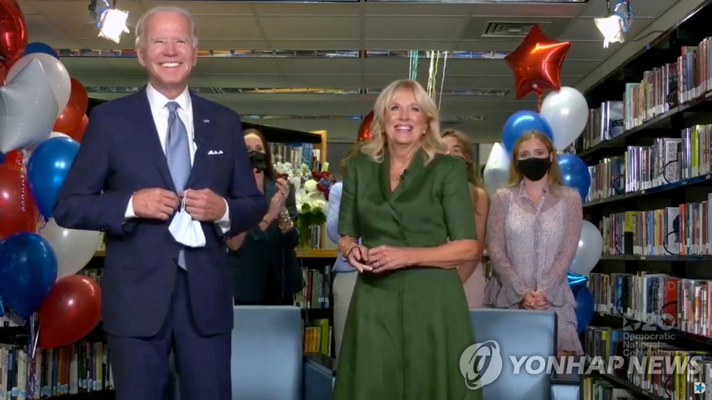 미국 민주당 대선후보 공식지명 자축하는 바이든 부부