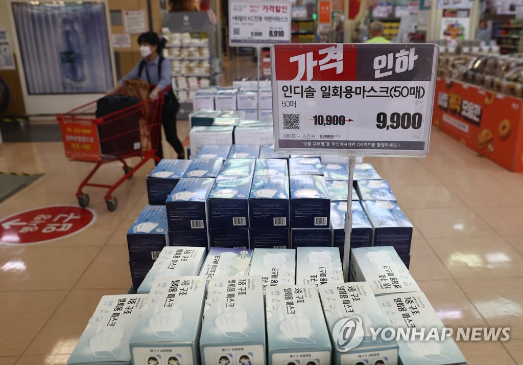 Boxes of face masks are on display at a local large discount store in Seoul on Aug. 20, 2020, amid a flare-up in the new coronavirus. (Yonhap)