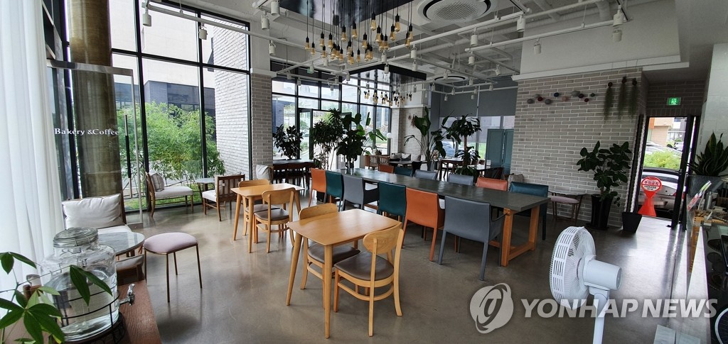텅 빈 카페