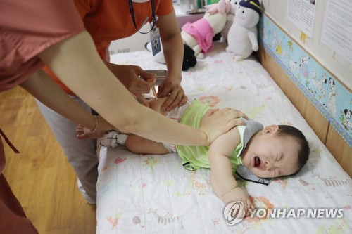 독감 백신 접종하는 영아
