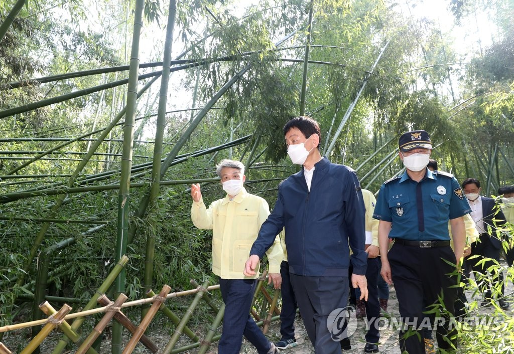 울산서 태풍 피해 둘러보는 진영 장관