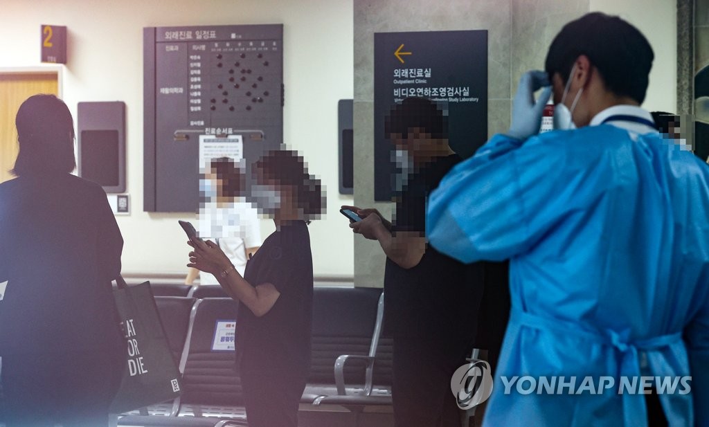 Workers at Severance Hospital in western Seoul stand in a line to receive new coronavirus tests on Sept. 10, 2020. (Yonhap)