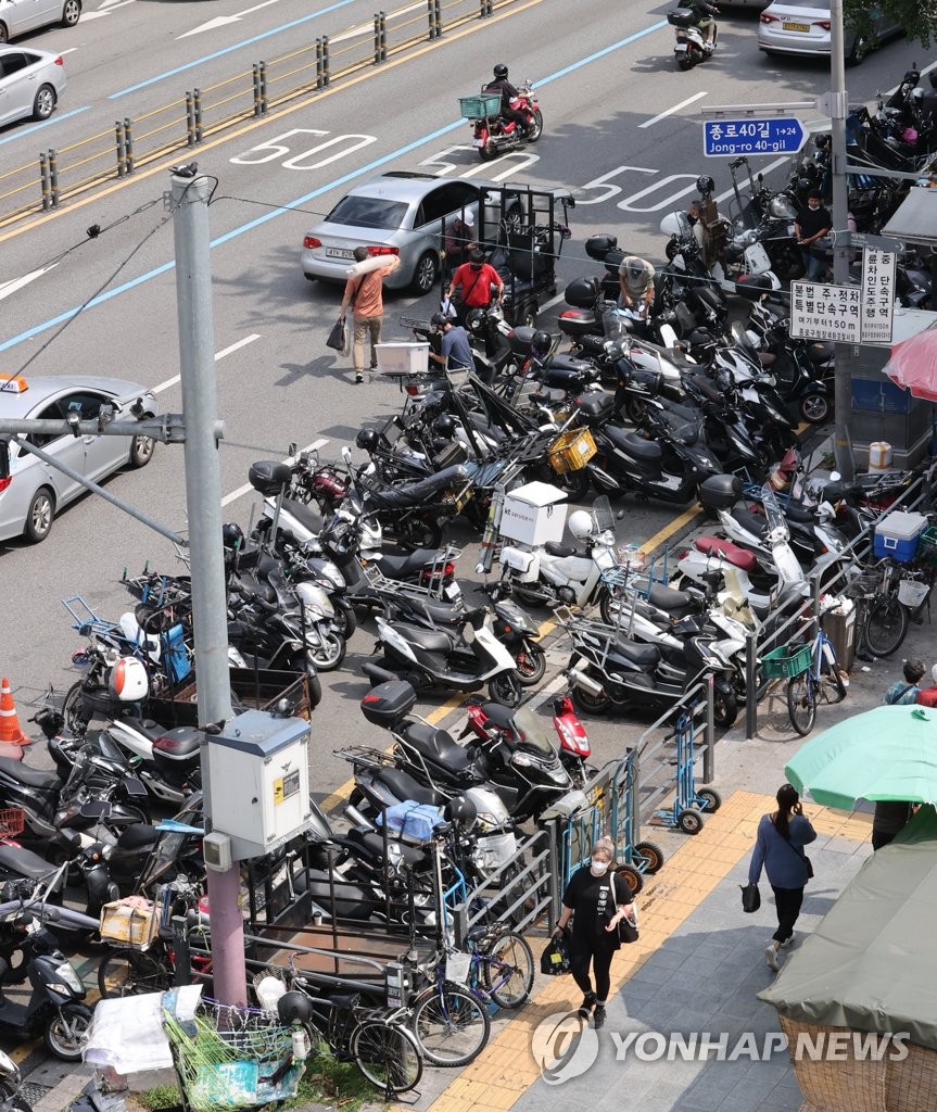 올해 9월 동대문시장 인근에 줄지어 대기한 오토바이