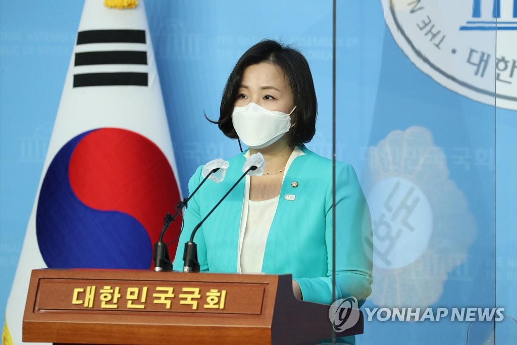 개천철 집회 자제 촉구 기자회견 하는 이수진 의원
