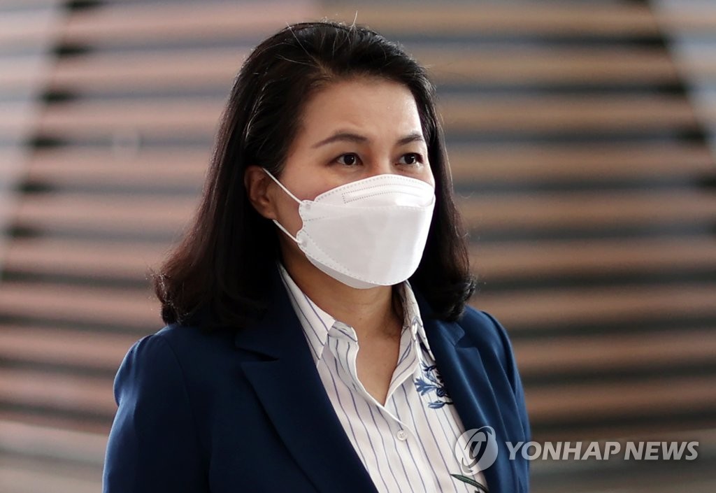 South Korean Trade Minister Yoo Myung-hee arrives at Incheon airport, west of Seoul, on Sept. 15, 2020, before her departure for Washington to win support for her bid to become the new head of the World Trade Organization. (Yonhap)