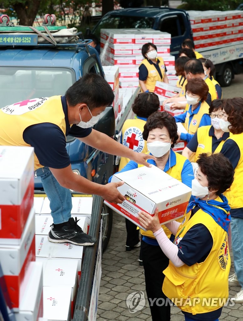 Relief group delivers goods for Chuseok holiday Relief group delivers goods for Chuseok holiday