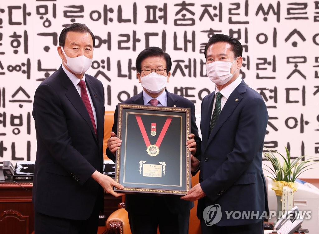 국회의원태권도연맹 명예총재 추대패 받은 박병석 국회의장