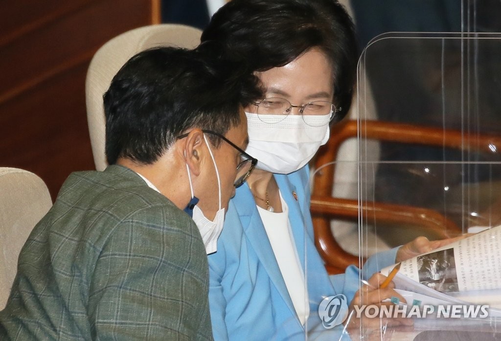 안민석 의원과 대화하는 추미애 장관