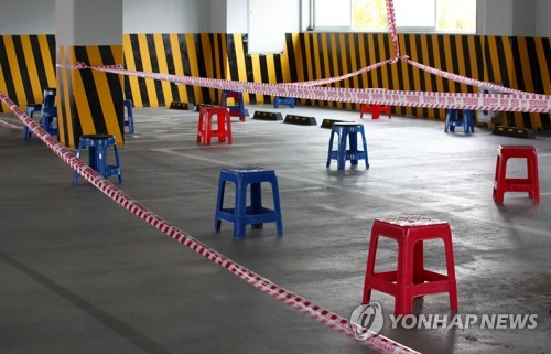 선별진료소의 빈 의자