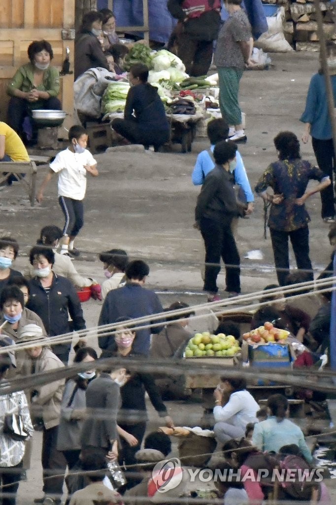 코로나19에도 사람이 가득한 북한 장마당