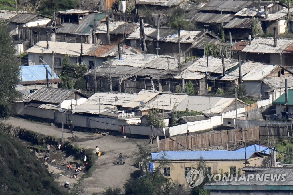 북한 혜산시 한 개천에 모인 주민들