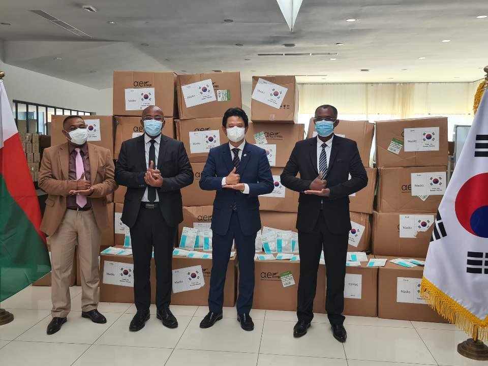 S. Korea donates 100,000 masks to Madagascar S. Korea donates 100,000 masks to Madagascar
